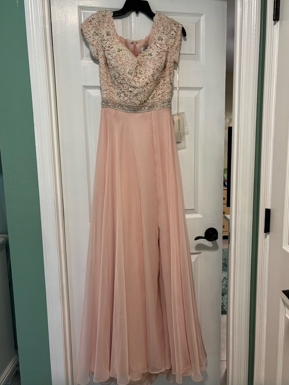 Madison James Elegant Pink Lace & Chiffon Evening Gown. 4